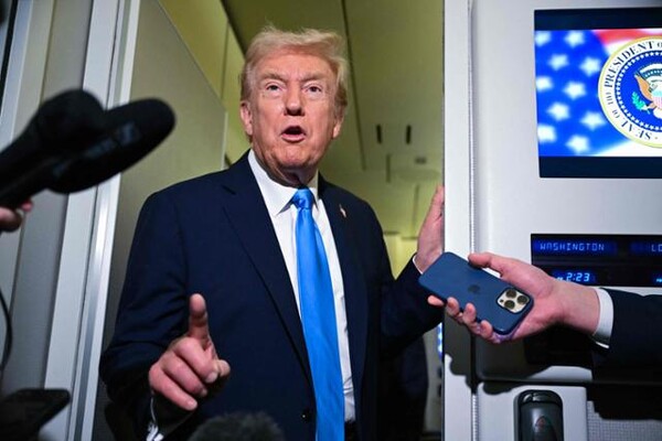 도널드 트럼프 미국 대통령이 25일 아시아 순방을 위해 말레이시아로 이동하던 도중 카타르 도하에 기착한 대통령전용기 에어포스원에서 기자회견을 갖고 있다. 사진=AFP 연합뉴스