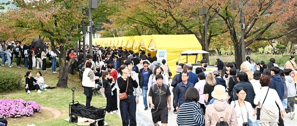 한 김천김밥축제를 찾은 방문객들이 김밥을 사기 위해 장사진을 이루고 있다. 사진=김천시