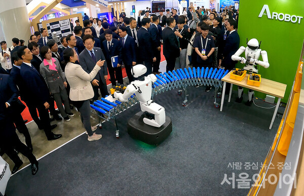 지난 24일 이재명 대통령이 에이로봇 부스를 방문해 관계자로부터 설명을 듣고 있다.(사진=대구시)