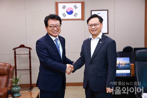 손병복 울진군수는 김성범 해양수산부 차관과 면담을 갖고 최근 운항이 중단된 울진(후포)~울릉(사동) 항로의 크루즈선 지속 운항 또는 대체선(쾌속선 등) 투입 방안을 건의하고 있다.(사진=울진군)
