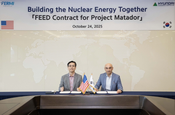 이한우 현대건설 대표(왼쪽)와 메수트 우즈만 페르미 뉴클리어 대표(오른쪽)가 서울 종로구 현대건설 본사 사옥에서 ‘복합 에너지 및 인공지능(AI) 캠퍼스 내 대형원전 기본설계 용역 계약’을 체결한 후 기념사진을 촬영하고 있다. 사진=현대건설