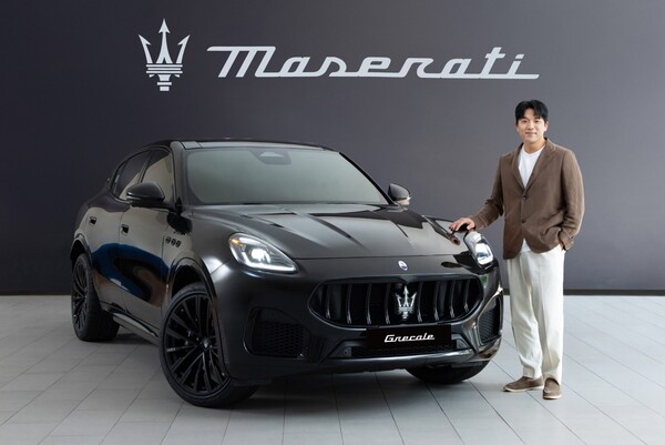 안성재 셰프가 마세라티 그레칼레 네로 인피니토와 사진을 촬영하고 있다. 사진=마세라티 코리아 제공