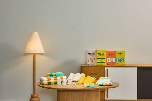 동서식품이 맥심 커피믹스의 친숙한 브랜드 컬러를 담은 ‘컬러 오브 맥심’ 패키지를 한정 출시했다. 사진=동서식품