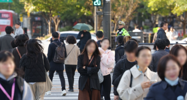 쌀쌀한 아침 날씨에 서울 광화문광장에서 두꺼운 옷차림을 한 채 걸어가는 시민들. 사진=연합뉴스