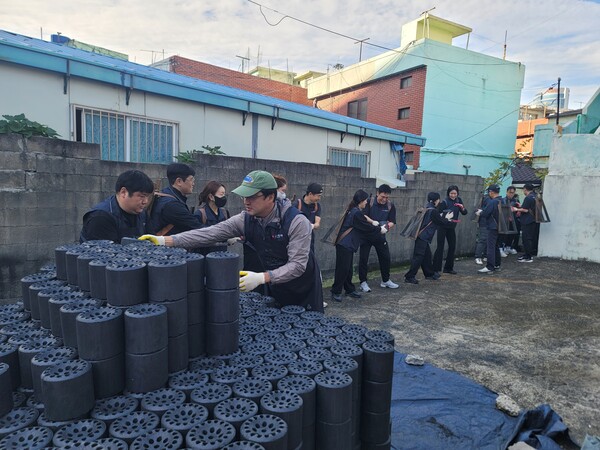 25일 고려저축은행 임직원들이 연탄을 가정에 전달하고 있다. 사진=고려저축은행