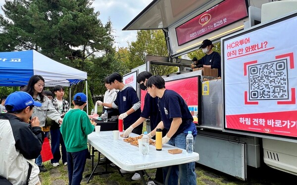 하림 푸드트럭이 지난 25일 KBS전주방송총국 시민녹지광장에서 열린 ‘제16회 전북수학체험한마당’ 행사장을 찾아 ‘하림 용가리치킨, 도넛치킨, 후라이드 순살치킨 등’을 무료로 제공했다. 사진=하림