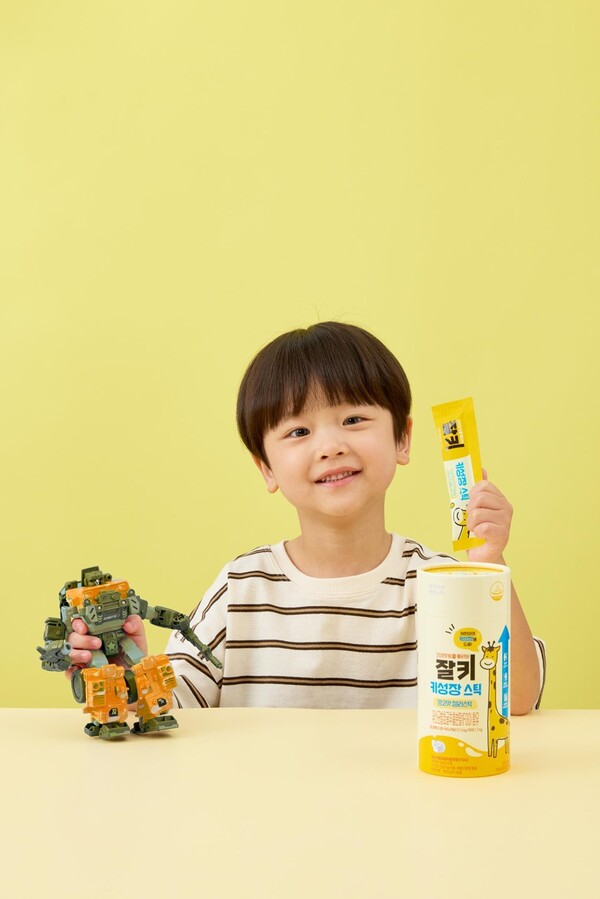 빙그레가 성장기 어린이를 위한 키성장 건강기능식품 ‘잘키 키성장 스틱’을 전국 약국 체인인 ‘온누리약국’에 공식 입점했다. 사진=빙그레