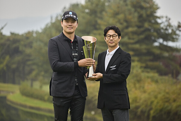 (왼쪽부터) 2025 제네시스 챔피언십 우승자 이정환 선수와 송민규 제네시스사업본부장 부사장. 사진=제네시스 제공