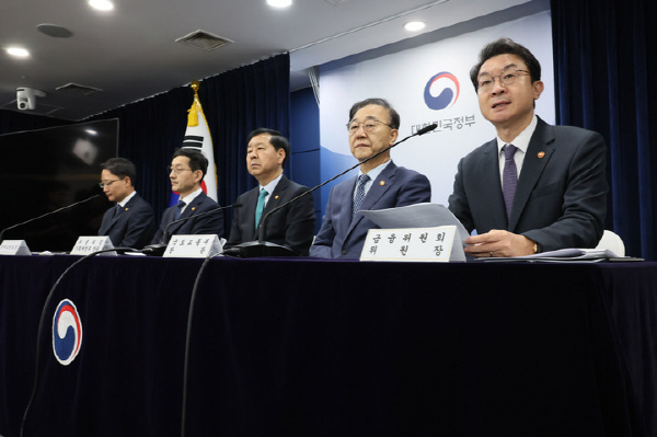 이억원 금융위원장이 15일 정부서울청사에서 주택시장 안정화 대책 관련 합동브리핑을 하고 있다. 사진=연합뉴스