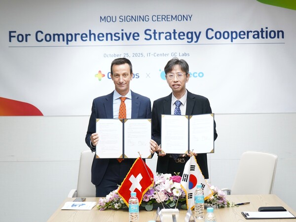 MOU 기념 사진 촬영 중인 리카르도 트리운포(Riccardo Triunfo) 인페코(좌측), 이상곤 GC녹십자의료재단 대표원장(우측).(사진=GC녹십자의료재단)