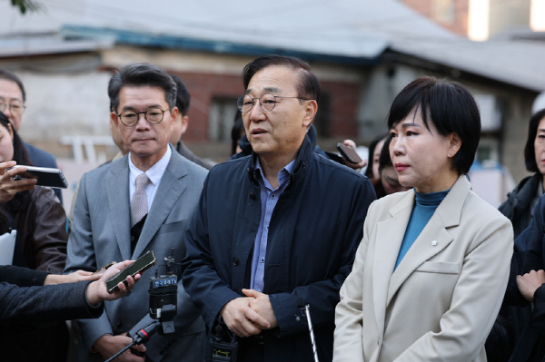 김윤덕 국토교통부 장관이 28일 성수 재건축 현장을 방문해 취재진 질문에 답변하고 있다. 사진=연합뉴스