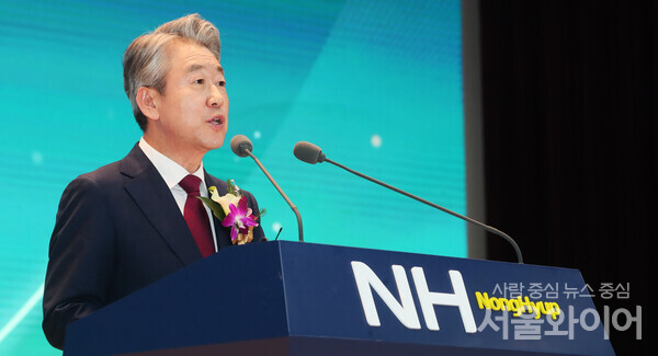 강호동 농협중앙회장은 용역업체 관계자에게서 1억원대 금품을 수수한 혐의로 지난 15일 서울경찰청 반부패수사대의 압수수색을 받았다.