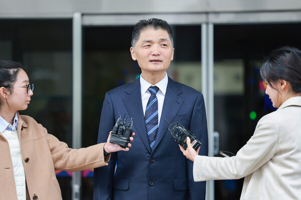 김범수 카카오 경영쇄신위원장이 21일 양천구 서울남부지방법원에서 열린 1심 선고공판을 마친 뒤 법원을 떠나며 입장을 밝히고 있다. 사진=연합뉴스