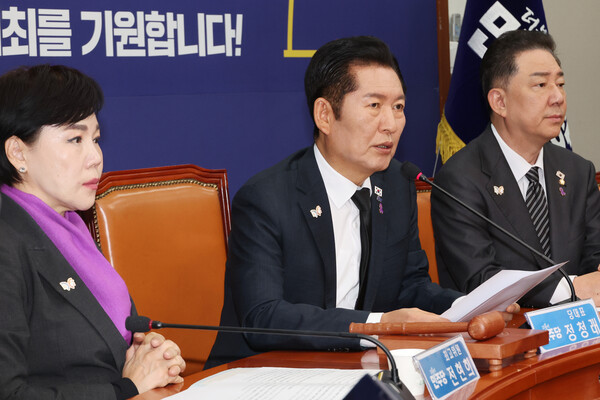 정청래 더불어민주당 대표(가운데)가 28일 국회에서 열린 최고위원회의에서 발언하고 있다. 사진=연합뉴스 