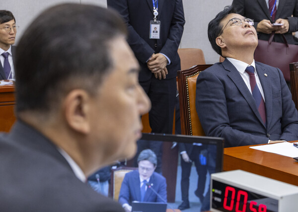 김병기 더불어민주당 원내대표(사진 왼쪽편)와 송언석 원내대표(오른쪽)가 29일 국회에서 열린 운영위원회 전체 회의에 참석해 있다. 사진=연합뉴스 