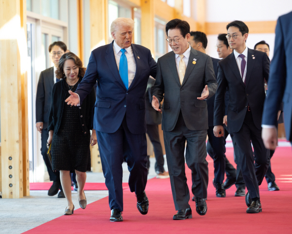 이재명 대통령과 도널드 트럼프 미국 대통령이 지난 29일 경북 경주박물관에서 정상회담장으로 이동하며 대화하고 있다. 사진=연합뉴스