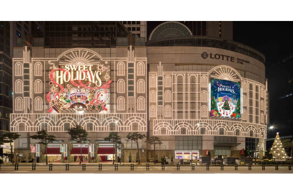롯데백화점 크리스마스 비주얼 테마 스위트 홀리데이(Sweet Holidays)로 물든 롯데타운 명동 전경. 사진=롯데백화점 제공
