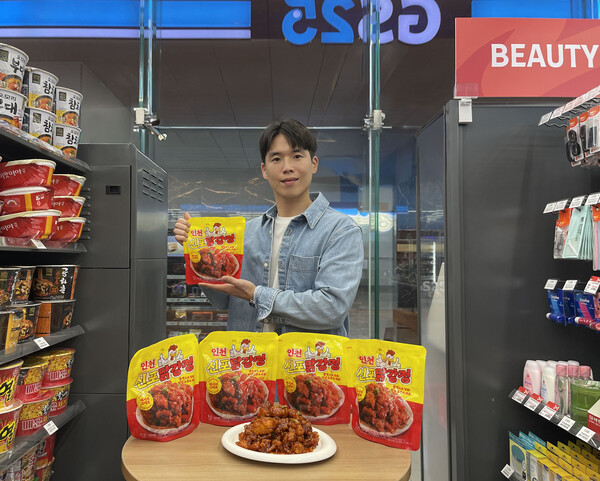 모델이 GS25가 단독 출시하는 인천신포닭강정을 들고 포즈를 취하고 있다. 사진=GS리테일 제공