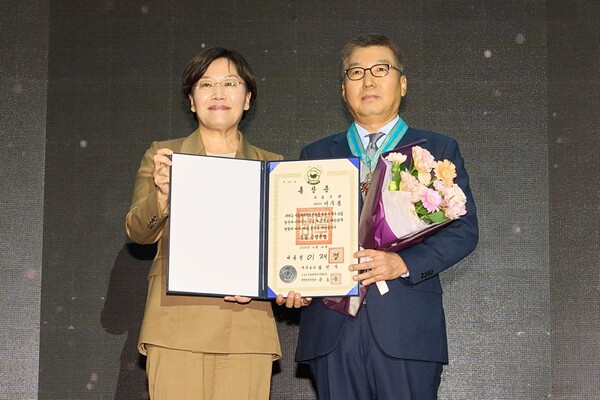 풀무원 이우봉 총괄CEO가 지난 29일 서울 삼성 코엑스에서 열린 ‘푸드위크 코리아 2025’에서 국내 식품산업의 성장 및 발전에 기여한 공로를 인정받아 ‘은탑산업훈장‘을 받았다. 사진=풀무원