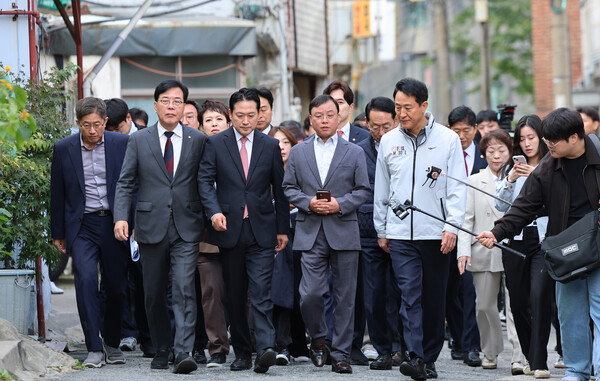 지난 24일 송언석 국민의힘 원내대표, 장동혁 국민의힘 대표, 오세훈 서울시장 등이 서울 노원구 상계5 재정비촉진구역을 방문해 현장점검을 마치고 간담회장으로 이동하고 있다. 사진=연합뉴스 