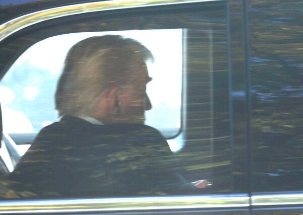 도널드 트럼프 미국 대통령이 30일 경주 힐튼호텔에서 전용 리무진 '더비스트'를  타고 이동하고 있다. 사진=연합뉴스 