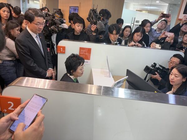 30일 이억원 금융위원장이 서울 중구 한화생명 시청 고객센터를 방문해 사망보험금 유동화 제도에 대한 준비상황을 점검하고 있다. 사진=박동인 기자