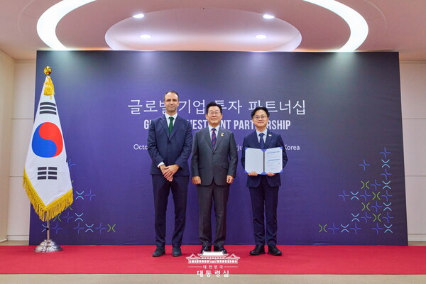 이재명 대통령(가운데)이 니콜라 파리 르노코리아 사장(왼쪽), 김정관 산업통상부 장관과 기념사진을 촬영하고 있다. 사진=대통령실 제공