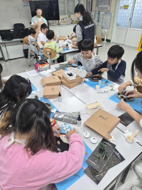 30일 제주 우도 초등학교 내 교육실에서 진행된 제주항공우주박물관의 사회공헌 프로그램 '별을 머금은 우도' 현장의 모습. 사진=제주항공우주박물관 제공