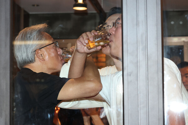 젠슨 황 엔비디아 CEO와 이재용 삼성전자 회장, 정의선 현대차그룹 회장이 ’러브샷‘을 하고 있다. 사진=(공동취재)연합뉴스