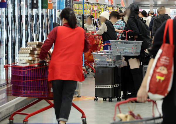 서울의 한 대형마트에서 시민들이 장을 보고 있다. 사진=연합뉴스