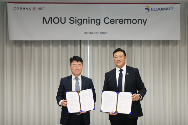 (왼쪽부터)김남중 코스맥스엔비티 대표와 쪼우쏭옌(ZOU SONG YAN, 邹松岩) 블루메이지 부사장이 기념사진을 찍고 있다. 사진=코스맥스 제공