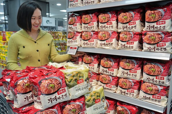 서울시 송파구에 위치한 롯데마트 제타플렉스 잠실점에서 라면 코너에서 신상품 '부대짜글면'과 외국인 인기 라면 '팔도&양반 미역국라면'을 홍보하는 이영주 MD의 모습. 사진=롯데마트 제공