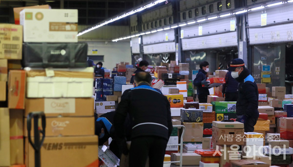 택배노조의 새벽배송 금지를 주장하자 소비자, 이커머스 업계가 반대입장을 잇따라 발표하고 있다. 사진=서울와이어 DB