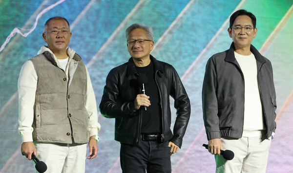 엔비디아 젠슨 황 최고경영자(CEO)가 약 15년 만에 방한해 이재용 삼성전자 회장, 정의선 현대차그룹 회장과 ‘치맥 회동’을 가졌다. 시장에서는 삼성전자와 현대차를 축으로 한 ‘한국형 AI 동맹’의 형성과 그 파급력이 당분간 시장을 주도할 것이란 관측이 나온다. 황 CEO와 이 회장, 정 회장이 지난 30일 서울 코엑스에서 열린 엔비디아의 그래픽카드(GPU) ‘지포스‘ 출시 25주년 행사에서 단상에 올라 인사를 하고 있다. 사진=연합뉴스