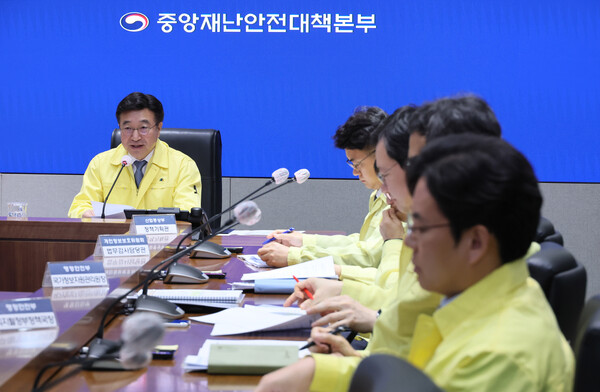 윤호중 행정안전부 장관이 31일 서울 종로구 정부서울청사에서 열린 국가정보자원관리원 행정정보시스템 화재 관련 중앙재난안전대책본부 14차 회의를 주재하고 있다. 사진=연합뉴스