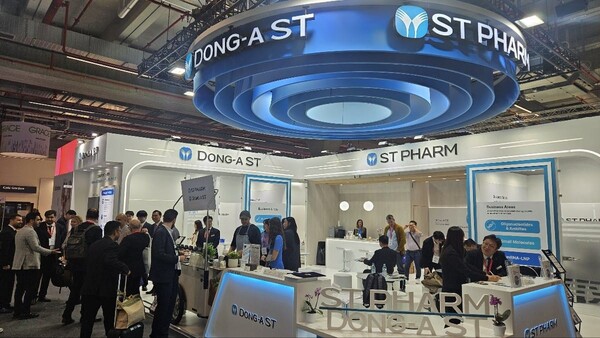 CPHI Worldwide 2025에 참가한 동아ST-에스티팜 공동부스 전경.(사진=동아에스티)
