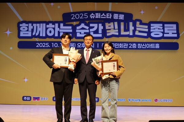 한화는 지난 30일 서울특별시 종로구의회로부터 지역사회 내 복지기여에 대한 공로를 인정받아 표창장(구의장상)을 받았다. 사진=한화