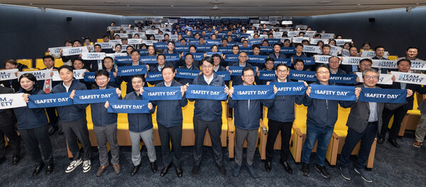 조원태 한진그룹 회장(왼쪽에서 여섯번째), 우기홍 대한항공 부회장(왼쪽에서 다섯번째), 유종석 대한항공 안전보건 총괄 겸 오퍼레이션 부문 부사장(왼쪽에서 네번째) 등 참석 임직원들이 기념촬영을 하는 모습. 사진=대한항공