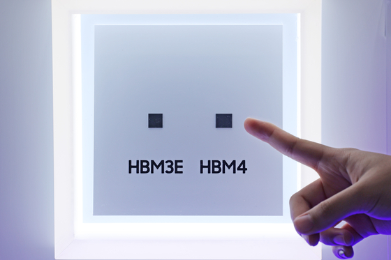 지난 22일 '반도체대전(SEDEX) 2025'에서 삼성전자가 공개한 HBM4 실물. 사진=연합뉴스