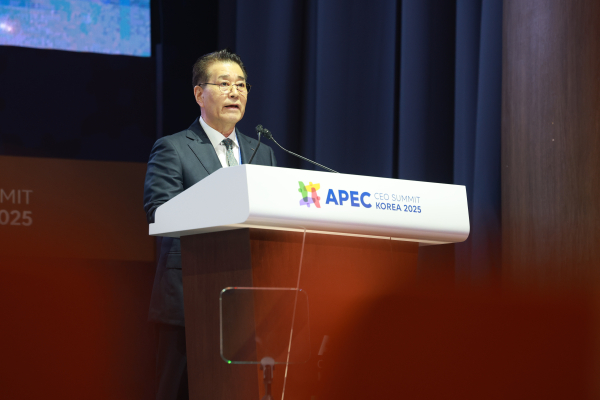 장인화 포스코그룹 회장이 30일 경북 경주 예술의전당에서 열린 아시아태평양경제협력체(APEC) 정상회의 최고 경영자(CEO) 서밋(Summit) '세션 10 : 탄력적이고 친환경적인 글로벌 공급망 구축'에서 발표하고 있다. 사진=연합뉴스