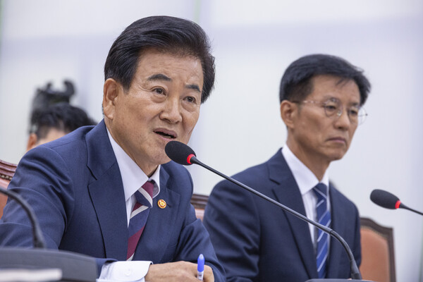 정동영 통일부 장관(왼쪽)이 지난 14일 국회 외교통일위원회에서 열린 통일부에 대한 국정감사에 출석해 질의에 답하고 있다. 사진=연합뉴스 