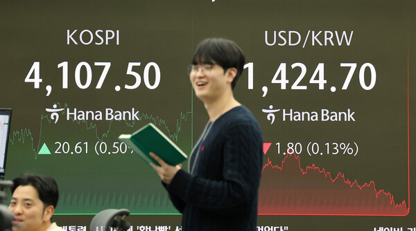 코스피가 사흘째 올라 사상 첫 4100대에서 장을 종료한 31일 서울 하나은행 본점 딜링룸에서 직원들이 업무를 보고 있다. 사진=연합뉴스