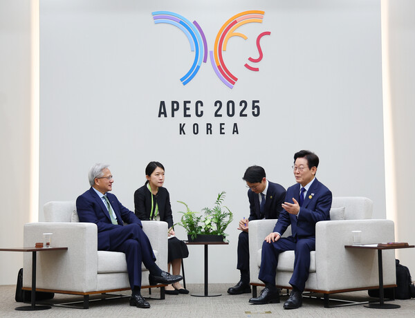 이재명 대통령이 지난 31일 아시아태평양경제협력체(APEC) 정상회의장인 경주화백컨벤션센터에서 젠슨 황 엔비디아 최고경영자(CEO)와 만나 글보벌 AI 동맹의 마지막 퍼즐을 완성했다. 사진=연합뉴스