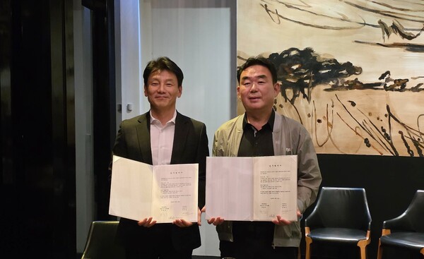 네오위즈 X 강원랜드 슬롯 소프트웨어 공급 계약 체결식에 참석한 네오위즈 배태근 대표(왼쪽)와 강원랜드 최철규 대표이사가 사진 촬영을 하고 있다. 사진=네오위즈