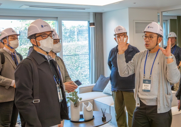  지난달 31일 OSC 세미나를 진행하고 PC공법 주택 세대 내부에서 GS건설 담당자가 기술에 대한 설명을 하고 있다. 사진=GS건설