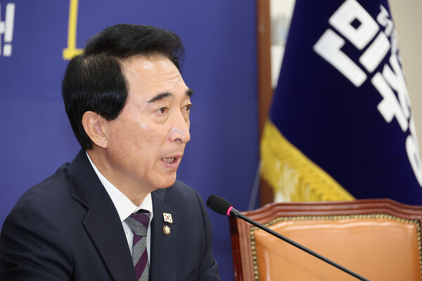 박수현 더불어민주당 수석대변인이 지난 2일 국회에서 기자간담회를 갖고 있다. 사진=연합뉴스 