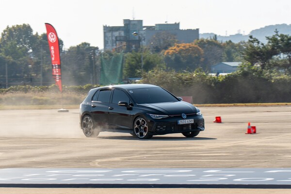 폭스바겐 골프 GTI가 '2025 폭스바겐 골프 트러펜 코리아'에서 질주하고 있다. 사진=폭스바겐코리아제공