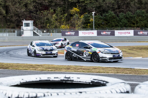 2025 오네(O-NE) 슈퍼레이스 챔피언십 프리우스 플러그인하이브리드(PHEV) 클래스 6차전 최종전에서 차량이 질주하고 있다. 사진=브리지스톤 타이어 세일즈 코리아 제공