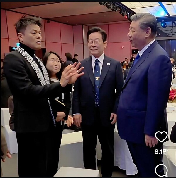  박진영 대중문화교류위원회 위원장(맨 왼쪽)이 지난 1일 2025 아시아태평양경제협력체(APEC) 정상회의 국빈 만찬에서 이재명 대통령, 시진핑 중국 국가주석과 대화하고 있다. 사진=연합뉴스 