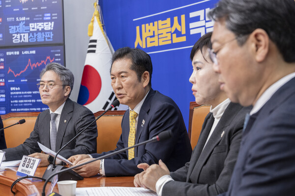 더불어민주당이 현직 대통령의 형사재판을 중지하는 내용의 ‘재판중지법(형사소송법 개정안)’ 추진을 하루 만에 접기로한 결정 관련 대통령실과 붙통 문제가 전면에 드러났다는 지적이 나오고 있다. 사진=연합뉴스 